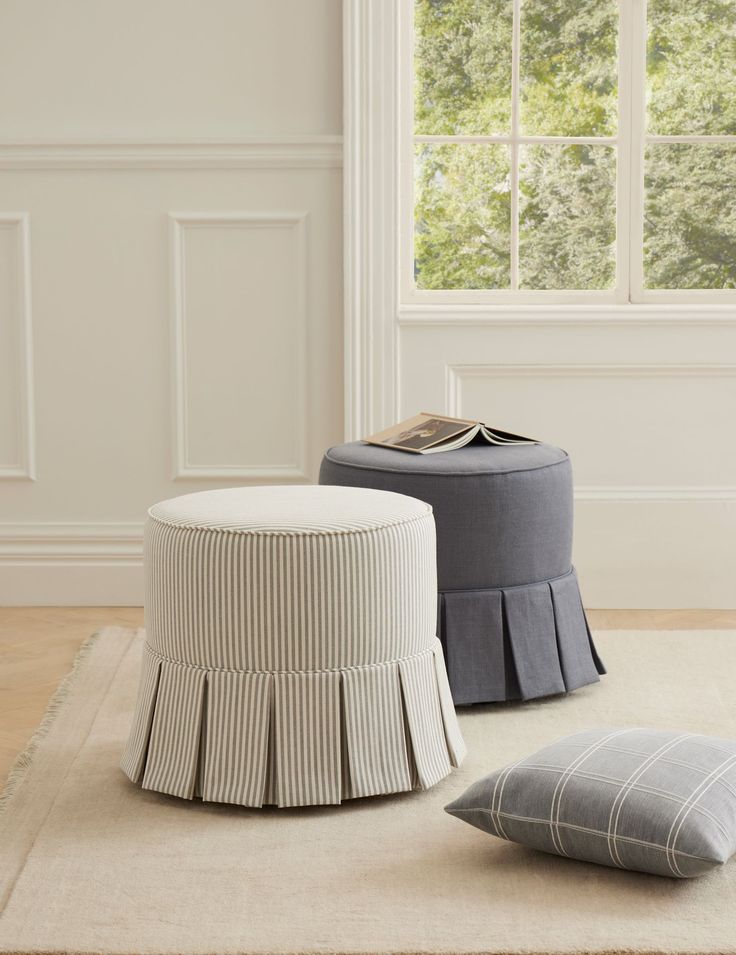 Round box pleat ottoman